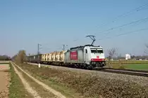 Mit dem  GTS -Containerzug DGS 40047 (Zeebrugge Ramskapelle-Piacenza) fuhr am Nachmittag des 02.04.2020 die Maquarie/XRAIL 186-150  CROSSRAIL  südlich von Buggingen über die Rheintalbahn in Richtung Basel, wo sie ihren Zug an die BLS Cargo übergeben wird.