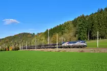 383 206 mit einem leeren Autozug am 19.10.2020 bei Wernstein am Inn.