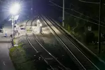 Wenn der letzte Zug des Tages von Lindau kommend Friedrichshafen kurz nach Mitternacht erreicht hat, setzt sich der dort bereitstehende  Ro�berger Kieszug  in Bewegung, um auf der eingleisigen Strecke nach Kressbronn zur Entladung zu fahren. Nachdem der Kieszug die Weiche zur Entladestelle erreicht und angehalten hat, entriegelt ein Mitarbeiter die Gleissperren hinter den Weichen des von der Bodenseeg�rtelbahn abgehenden Gleises. Kressbronn, 09.09.2020