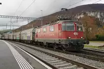 Re 4/4 II 11141, ehemals Swiss Express, im Güterverkehr.
Noch in ihren alten Tagen wechselte diese Exotin von SBB Personenverkehr zu SBB Cargo National.
Anlässlich der Bahnhofsausfahrt Oensingen vom 28. Oktober 2020.
Foto: Walter Ruetsch