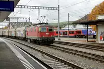 Re 4/4 II 11141, ehemals Swiss Express, im Güterverkehr.
Noch in ihren alten Tagen wechselte diese Exotin von SBB Personenverkehr zu SBB Cargo National.
Beim Zwischenhalt in Oensingen vom 28. Oktober 2020.
Foto: Walter Ruetsch