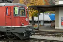 Re 4/4 II 11141, ehemals Swiss Express, im Güterverkehr.
Noch in ihren alten Tagen wechselte diese Exotin von SBB Personenverkehr zu SBB Cargo National.
BAHNIDYLLE.
Beim Zwischenhalt in Oensingen vom 28. Oktober 2020.
Foto: Walter Ruetsch