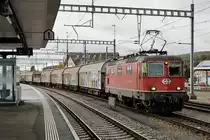 Re 4/4 II 11141, ehemals Swiss Express, im Güterverkehr.
Noch in ihren alten Tagen wechselte diese Exotin von SBB Personenverkehr zu SBB Cargo National.
Beim Zwischenhalt in Oensingen vom 28. Oktober 2020.
Foto: Walter Ruetsch
