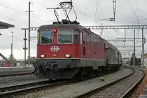 Re 4/4 II 11141, ehemals Swiss Express, im Güterverkehr.
Noch in ihren alten Tagen wechselte diese Exotin von SBB Personenverkehr zu SBB Cargo National.
Beim Zwischenhalt in Oensingen vom 28. Oktober 2020.
Foto: Walter Ruetsch