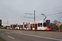 Be 6/10 Tango 187 mit der Werbung für den Wohnpark Binzen, auf der Linie 11, fährt zur Haltestelle M-Parc. Die Aufnahme stammt vom 25.10.2020.