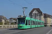 Be 6/8 Combino 325, auf der Linie 8, überquert die Mittlere Rheinbrücke. Die Aufnahme stammt vom 20.09.2020.