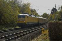 Unerwartet aus dem Gegenlicht kommt die 120 160-7 mit einem zweiwagigen Messzug aus Richtung Binau durch Neckargerach und stebt gen Zwingenberg Neckar. 4.11.2020