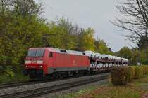 Mit dem Audizug am Mittag des 3.11.2020 kommt die 152 027-9 durch Neckargerach gen Heidelberg gefahren.