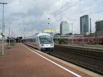 IC 2048 nach K�ln mit Steuerwagen Nr. 61 80 80-91 140-6 f�hrt
mit Fernlicht aus dem Dortmunder Hbf. , Dank an den EF
