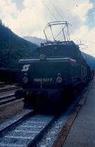 1027.027-7 (ehem. DRG E 94). Diese Lok war eigentlich die Traditionslok der �BB f�r diese Baureihe. Auch die Fa. Roco hatte davon ein wundersch�nes Modell. Leider ist sie meines Wissens ausgebrannt und musste durch eine andere Lok  ersetzt  werden. Ort und Zeitpunkt der Aufnahme sind mir leider nicht mehr bekannt. Wurde aus dem fahrenden Zug fotografiert. Aber die Maschine bespannte einen Feuerl�schzug.