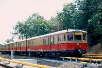 Alter Ger�tezug der Berliner S-Bahn. Urspr�nglich entstanden aus der Bauart  Bernau  ist dieser Zug inzwischen durch zwei  Neubauten  aus der BR 477 abgel�st worden. Hier zu sehen bei der Feier 75 Jahre elektrische S-Bahn in Berlin. Hinweis: eingescanntes Dia