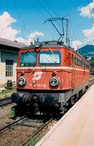 1142 561-8 in Schwarzach St. Veit. Schade, dass die sch�nen und meist gut gepflegten Altbauelloks der �BB nun so schnell verschwinden. Hinweis: Eingescanntes Dia