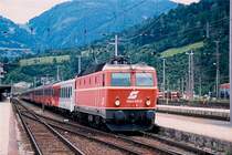 1044 105-3 mit Intercity in Schwarzach St. Veit. Diese Lokbaureihe war jahrelang das R�ckgrat der �BB. Hinweis: Eingescanntes Dia