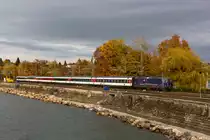 Der Eurocity EC 195 aus Zürich nach Lindau auf dem Bahndamm. 421 392-2. 30.10.20