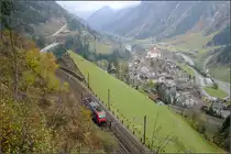 Das Dorf Wassen (und Stuttgart) -

Die Kirche in Wassen hat mit dem Stuttgarter Fernsehturm gemeinsam, dass man beide Bauwerke bei der Zugfahrt in Wassen auf der Gotthardbahn und in Stuttgart auf der Gäubahn lange Zeit immer wieder sehen kann, auch mit Wechsel der Seiten. 

Einst gab es mal eine Zugverbindung von Mailand nach Stuttgart, bei deren Fahrt man dann beides bei einer Fahrt erleben konnte. Zumindest für den Fernverkehr wurde oder wird an beiden Streckenabschnitten durch die Fahrt im Tunnel dieses besondere Erlebnis wegfallen. In Stuttgart wohl ganz.

01.11.2005 (M)