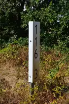 116.3 Kilometer bis Berlin Charlottenburg. Die Gleise sind schon seit 2014 abgebaut. Viele Hektometertafeln zeugen aber bis heute von der Strecke. Seit 2004 ist die Strecke stillgelegt. 

Flötz 31.07.2018