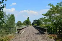 Etwa 500m entfernt von der Blockstelle Flötz befindet sich die Flutbrücke Flötz. Zwischen 1992 und 1993 wurde die Flutbrücke komplett erneuert und man  goss an die Brückenpfeiler die Fundamente für die Oberleitungsmasten. Eine Elektrifizierung war bis Güsten sowie von Dessau nach Aschersleben geplant. Nach dem Fall der Mauer wurden diese Pläne wohl verworfen und so erkennt man nur an wenigen Stellen die geplante Elektrifizierung.

Flötz 31.07.2018