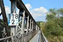 118.2 Kilometer bis Berlin Charlottenburg. Blick über die alte Elbbrücke in Barby. Seit 2004 ist hier die Kanonenbahn ab Wiesenburg bis Barby stillgelegt und weitesgehend komplett abgebaut.

Barby 31.07.2018