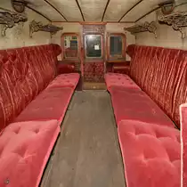 Blick auf das  kuschelige  Interieur des 1870 gebauten Personenwagens A3, welcher auf der Pferdeeisenbahn-Strecke von Linz nach Gmunden eingesetzt wurde. (Lokpark Ampflwang, August 2020)