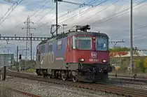 Re 420 253-7 durchfährt solo den Bahnhof Pratteln. Die Aufnahme stammt vom 30.10.2020.