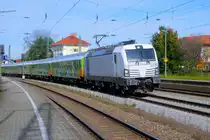 Am späten Vormittag des Freitag, 9. Oktober 2020, durchfährt der Nachtexpress Alpen-Sylt Westerland - Salzburg den Bahnhof von Bad Endorf. Es führt - wie üblich - Vectron 193 813 von Railpool.