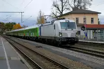 An einem stark bewölkten Freitag, den 30. Oktober 2020, durchfährt zum vorletzten Mal der Nachtexpress Alpen-Sylt aus Westerland den Bahnhof von Aßling auf seinem Weg nach Salzburg. Zuglok ist wie immer Vectron 193 813 des Münchener Unternehmens Railpool. RDC, der Betreiber des Nachtexpress, plant den Nachtexpress ab dem 18. Dezember wieder verkehren zu lassen, Endstation soll dann Bad Gastein an der Tauernbahn sein! 