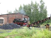 99 1574 bei bestem Fotowetter vorm M�gelner Lokschuppen, 28.07.07