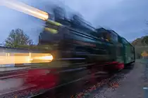 Restaurierte Mh53 Lok 99 4633 bei „DRG Dampftechnik Reichelt“ seit kurzem mit dem RASENDEN ROLAND wieder auf Rügen im Einsatz, hier in Binz LB. Leider mit missglückter Langzeitbelichtung der abfahrenden Lok, da der Zeitpunkt vom Achtungspfiff bis zur Abfahrt des Zuges ein klein wenig länger dauerte. - 05.11.2020
