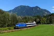 Der Motivklassiker bei Immenstadt mit dem Blick auf den Grünten durfte natürlich auch nicht fehlen. Die von der Press ausgeliehene 218 056 - bei der es sich um die ehemalige 218 458 der DB handelt - lieferte sich mit ihrem ALX 84143 am Ortseingang ein kleines Rennen mit einem Motorradfahrer und wurde von zahlreichen Fotografen erwartet (08. September 2020).