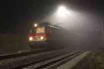 Grundsätzlich ist der RID57709 von Stadlau nach Graz Vbf wegen des hohen Gewichts mit einem Tandem bespannt. Umlaufbedingt und wegen geringer Auslastung wude der Kesselzug am 12.11.2020 nur mit der 1142 694 bespannt und steht hier im dichten Nebel in Semmering Unterwerk beim Abkuppeln des Nachschiebetriebfahrzeug.