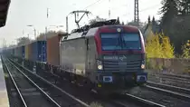 PKP CARGO S.A., Warszawa [PL] mit  EU46-516  [NVR-Nummer: 91 51 5370 029-8 PL-PKPC] und Containerzug am 13.11.20 Berlin Hirschgarten.