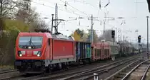 DB Cargo AG [D] mit  187 107  [NVR-Nummer: 91 80 6187 107-8 D-DB] und einem kunterbunt gemischten Güterzug Richtung Frankfurt/Oder am 13.11.20 Berlin Hirschgarten.