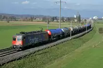 Die Re 620 009-1  Uzwil  mit einem Kesselwagenzug  bei Bollodingen am 12. November 2020.
Besondere Beachtung gilt den Zuckerrüben im Hintergrund die bald in Herzogenbuchsee für den Transport zur Zuckerfabrik Aarberg verladen werden.
Foto: Walter Ruetsch