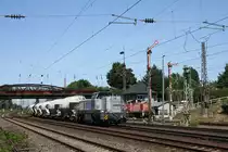 RheinCargo hat mehrere DE18 im Bestand. Eine von ihnen, DE508, ist hier mit einem Kesselwagenzug in Düsseldorf Rath zu sehen.