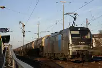 Im Abendlicht ist Retrack 193 828 mit Kesselwagen unterwegs, hier in Düsseldorf Rath.