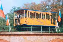 Nerobergbahn in Wiesbaden - aufgenommen am 10.10.1993. Die durch Wasserballast angetriebene Zahnstangen-Drahtseilbahn - nach dem System Riggenbach - auf den Neroberg wurde bereits 1888 in Betrieb genommen. Auf halber Strecke gibt es eine mittige Ausweiche nach dem System Abt.