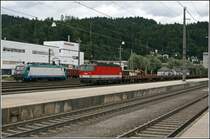 Fr�her undenkbar. W�hrend die 1144 257 im Auftrag der TXL mit einem Stahlzug aus Berlin einf�hrt, macht sich die 9183 0 412 020-0 bereit den Zug bis zum Brenner nachzuschieben. Kufstein am 28.06.07