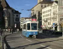 Linie 15 Nr. 2048 zwischen Helmhaus und Bellevue. Datum: 14. 11. 2020