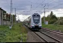 Kamera schon beinahe eingepackt, dann doch noch etwas Unerwartetes:
Eine neue, leere IC2-Garnitur, angeführt vom Steuerwagen DBpbzfa 668.4 und mit Schublok 147 579-7, durchfährt den Bahnhof Teutschenthal auf Gleis 1 Richtung Halle Rosengarten.
Viele Grüße zurück an den Tf!
Aufgenommen am Ende des Bahnsteigs 1.

🧰 DB Fernverkehr
🚩 Bahnstrecke Halle–Hann. Münden (KBS 590)
🕓 6.9.2020 | 16:49 Uhr