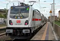 Nachschuss auf 147 579-7, die mit ihren fünf IC2-Dostos und der Zugzielanzeige  nicht einsteigen  überraschend den Bahnhof Teutschenthal auf Gleis 1 Richtung Halle Rosengarten durchfährt.
Die Lok ist anscheinend noch so neu, dass sie zum Aufnahmezeitpunkt noch in keiner Internet-Datenbank auffindbar war.

🧰 DB Fernverkehr
🚩 Bahnstrecke Halle–Hann. Münden (KBS 590)
🕓 6.9.2020 | 16:49 Uhr