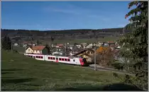 Der TRAVYS Regionalzug 6020 mit einem RBDe 560 an der Spitze beim Halt in Les Charbonnières.
Wenn man der Tanne rechts im Bild (und vielen andern) glauben soll, steht ein strenger Winter bevor.
 
14. November 2020