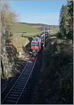 Kurz nach Le Lieu (Fahrtrichtung Le Brassus) findet der TRAVYS Regionalzug 6017 durch einen Felseinschnitt und einen nachfolgenden Tunnel den Weg zurück zum See. 

14. November 2020