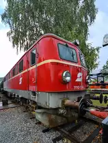 Die Elektrolokomotive 1110 526-9 stammt aus dem Jahr 1960. (Lokpark Ampflwang, August 2020)
