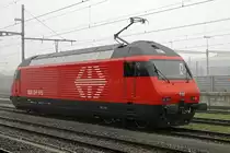 Die frisch revidierte Re 460 019-9 mit Rev. Datum 11.11.2020 vor einer Probefahrt in Yverdon-les-Bains im Morgennebel am 10. November 2020.
Foto: Walter Ruetsch