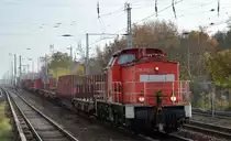 DB Cargo AG (D) mit  298 320-3  [NVR-Nummer: 98 80 3298 320-3 D-DB] und einem Güterzug Drehgestell-Flachwagen (leer) wahrscheinlich nach Seddin am 13.11.20 Bf. Berlin Hirschgarten.