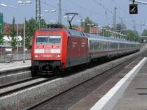 101 020-6 mit IC f�hrt am 23.04.2005 in den Hauptbahnhof Recklinghausen ein. Die Werbung auf der Lok in eigener Sache lautet:  Unsere Z�ge schonen die Umwelt - Unsere Preise schonen Ihren Geldbeutel .