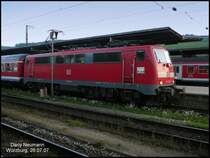 111 077 vor dem RE nach Stuttgart Hbf. Hier am fr�hen morgen des 26.07.07 um 6:07 Uhr in W�rzburg. Mal ein etwas anderes Bild von mir. Aufgenommen am 26.07.07 in W�rzburg. 