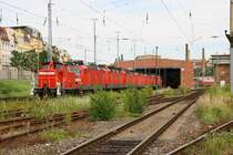 363 737 schiebt hier 7 Loks der Baureihe 143 in das Regio Werk in Halle/S. 23.07.2007 