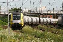 ES 64 U2-002 Eisenbahngesellschaft Potsdam f�hrt mit Kesselwagen in den Bf. Halle/S. ein 23.07.2007