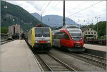 4024 061 f�hrt als RB5112, von Innsbruck nach Rosenheim, aus dem Bahnhof Kufstein. Auf Gleis 1 wartet E189 930RT auf die Weiterfahrt und Gleis 12 wartet die ES64U2-041 auf den n�chsten Einsatz. Aufgenommen in Kufstein am 28.06.07